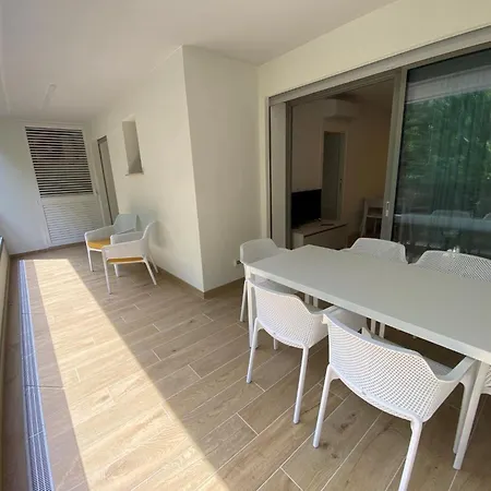 Modern With Terrace Apartment *